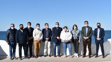 La gobernadora Arabela Carreras junto a intendentes de Juntos Somos Río Negro (JSRN). 