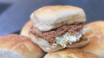 Imagen de Tentate con estos sandwiches de cerdo desmechado a la barbacoa con ensalada