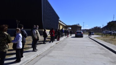 Por orden de llegada y a demanda vacunarán con segunda dosis de Astrazeneca. (Foto Néstor Salas)