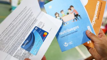 El plástico solo puede ser usado para comprar alimentos y es financiado por el aporte extraordinario a las grandes fortunas. Foto gentileza.