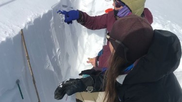 El trabajo de los especialistas es observar las capas de nieve para determinar el riesgo. Foto: Gentileza