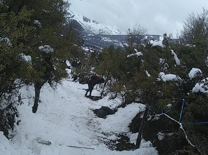 Las personas regresaron este martes por la tarde a la toma, situada en la ladera sur del cerro Otto, en Bariloche. (Foto gentileza)