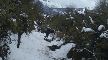 Las personas regresaron este martes por la tarde a la toma, situada en la ladera sur del cerro Otto, en Bariloche. (Foto gentileza)