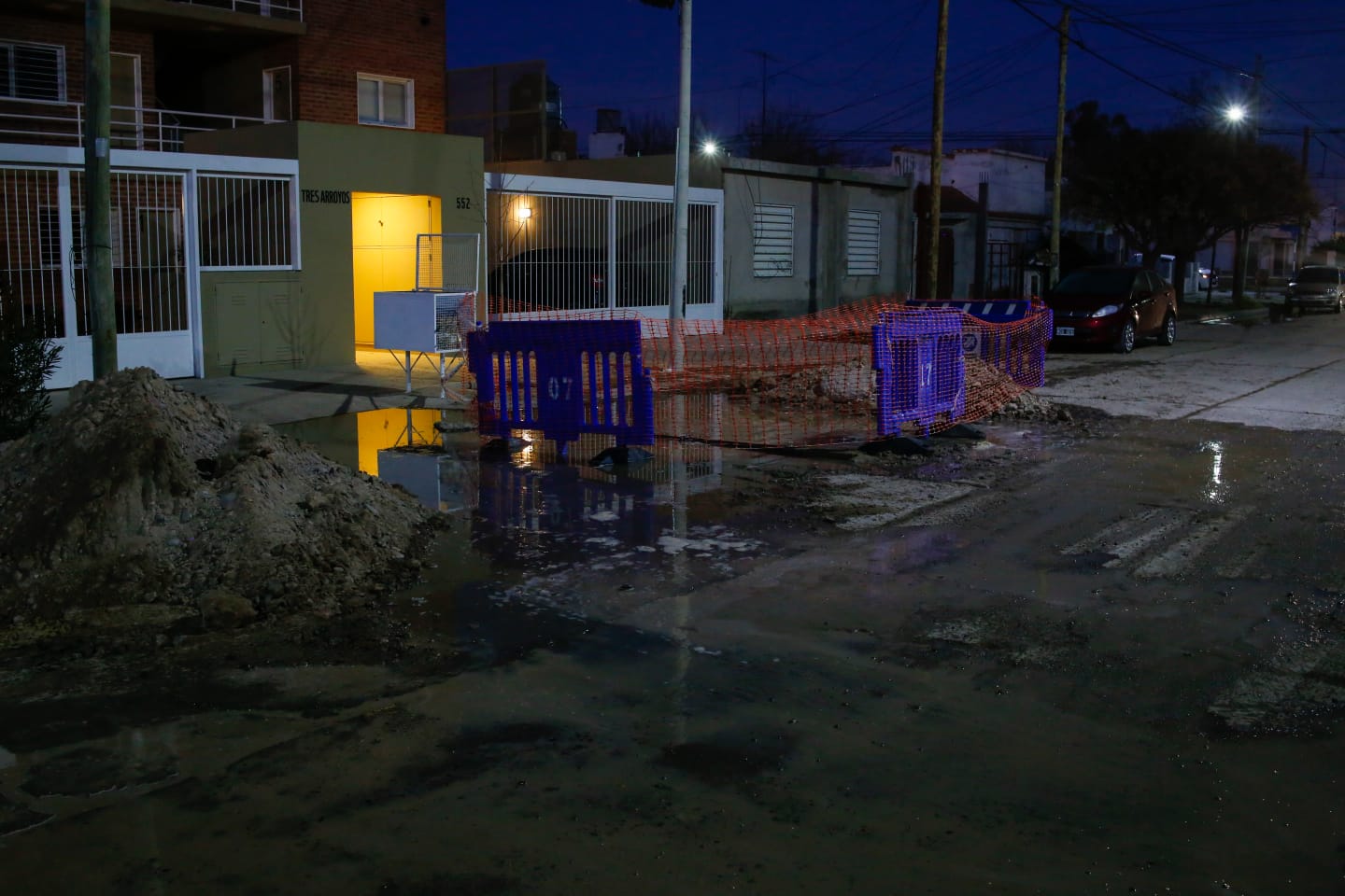 Los vecinos detectaron una nueva pérdida de agua en calle Tres Arroyos. (foto: Juan Thomes)