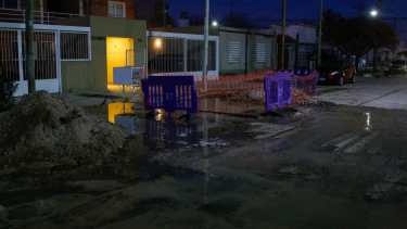 Los vecinos detectaron una nueva pérdida de agua en calle Tres Arroyos. (foto: Juan Thomes)