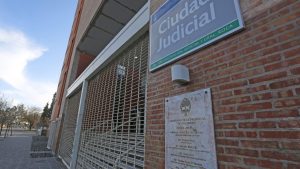 La justicia limitó los embargos ilegales de la policía de Río Negro a una agente de Roca