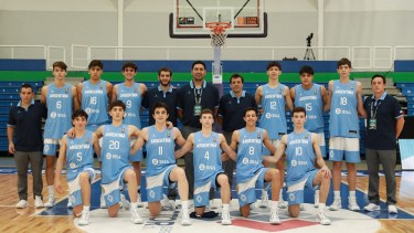 La imagen del plantel y el cuerpo técnico en la previa del partido contra Brasil. Foto: FIBA