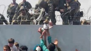 Entregan a su bebé a los marines por el muro del aeropuerto de Kabul: la historia detrás de la foto viral