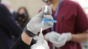 Confirman 67 muertos y 1.397 nuevos contagios de coronavirus, la cifra más baja desde junio de 2020