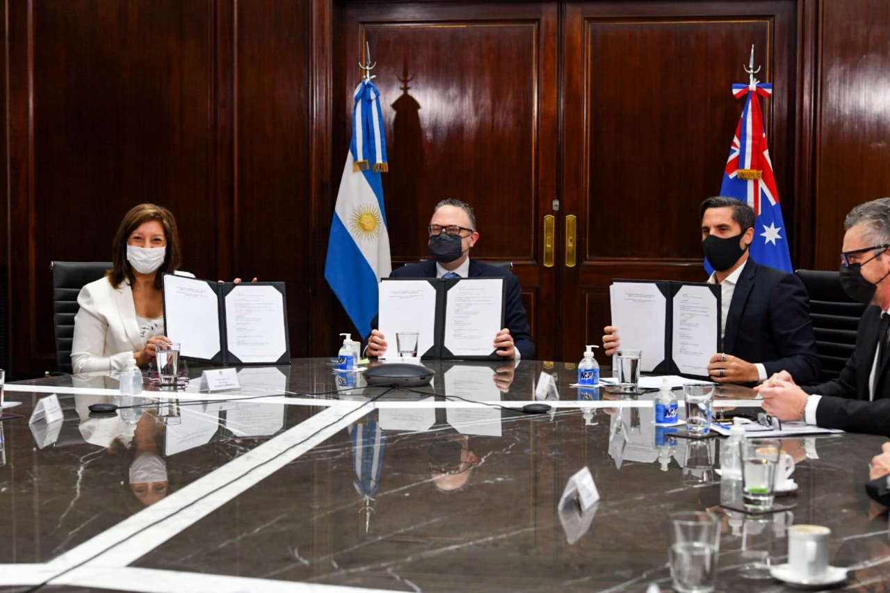 En Buenos Aires, la gobernadora, el ministro Kulfas y Agustín Pichot, como representante de la empresa. Foto: Gentileza.