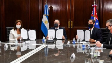 En Buenos Aires, la gobernadora, el ministro Kulfas y Agustín Pichot, como representante de la empresa. Foto: Gentileza.