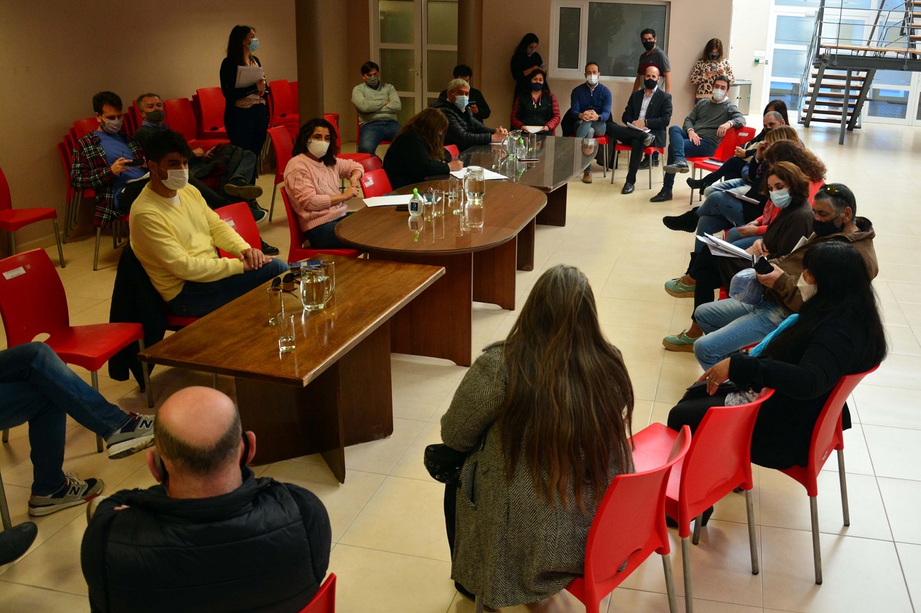 La reunión fue presidida por Vanesa Cacho Devincenzi, titular de la comisión de Asuntos Vecinales. Foto: Marcelo Ochoa.