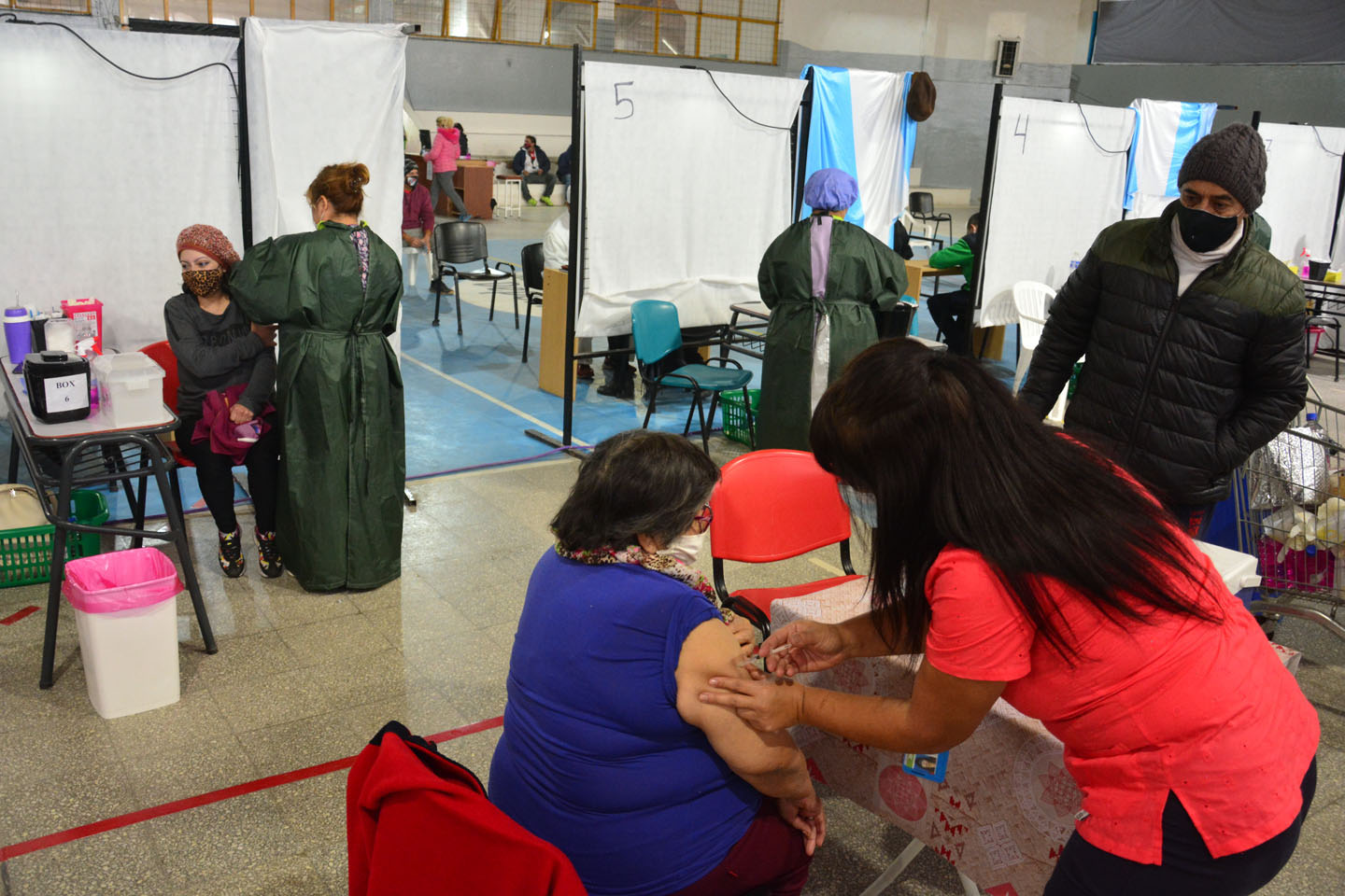 Esta semana continúa la vacunación en el gimnasio municipal. Foto: Marcelo Ochoa.