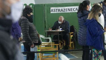 Sigue el trabajo del personal de salud en el vacunatorio montado en el gimnasio municipal Fioravanti Ruggeri. Foto: Pablo Leguizamon