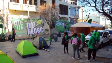 El gremio estatal cortó la calle para realizar el acampe frente a la Legislatura de Río Negro. Foto: Marcelo Ochoa