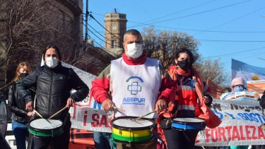 El gremio ASSPUR volvió a movilizarse por las calles de la capital rionegrina. 
Foto : Marcelo Ochoa