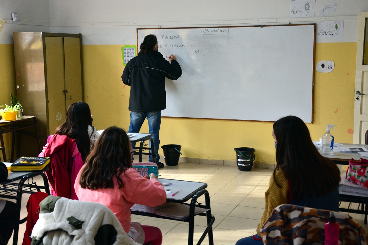 Docentes de Valle Medio aseguran que deben asumir tareas que exceden lo pedagógico. Foto archivo: Marcelo Ochoa