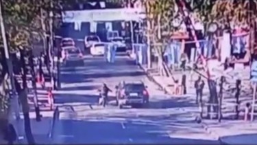 El motociclista y el conductor venían discutiendo, como muestran las imágenes de video. El hecho fue en Vicente López.