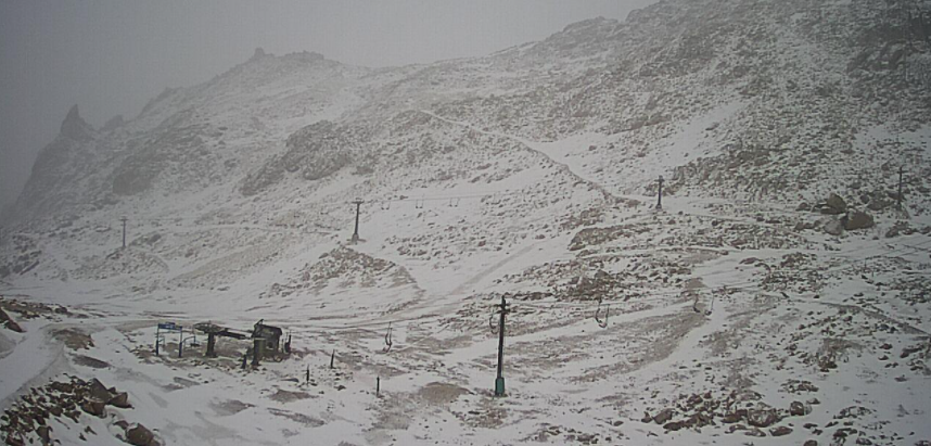 En la zona alta del cerro Catedral nieva. Imagen web cam Diente de Caballo, ladera sur.
