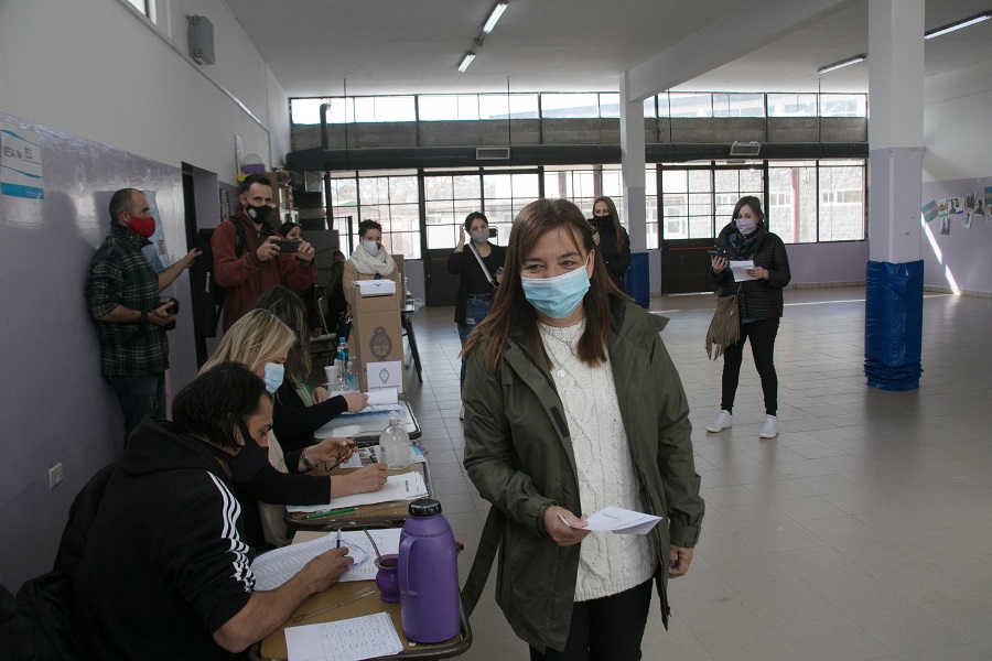 La precandidata de JSRN votó en la Escuela N° 30 de la capital rionegrina. Foto: Marcelo Ochoa. 