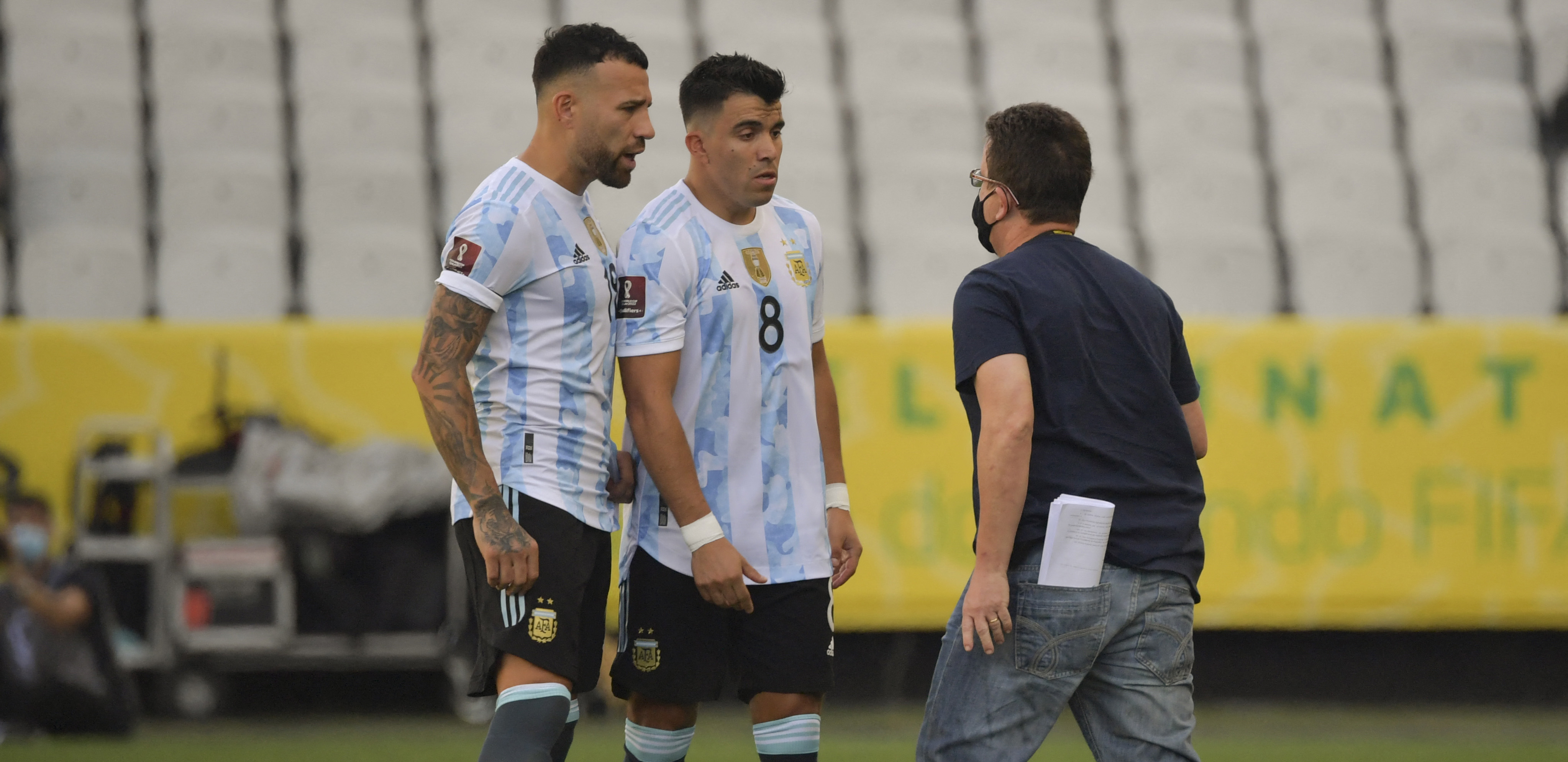 Nicolás Otamendi y el zapalino Marcos Acuña discuten con el brasileño que entró a la cancha a frenar el partido. Foto: Telam