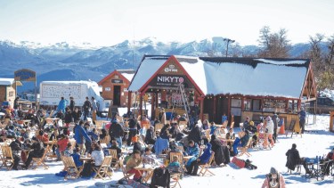 En septiembre en Chapelco se esquía con las tarifas más bajas y se aprovecha el buen clima. Foto: Patricio Rodríguez.