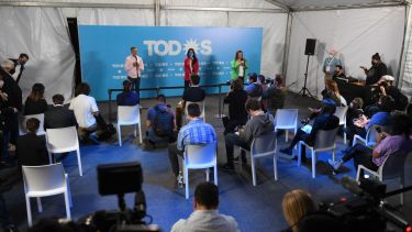 Algunos precandidatos se reunieron en un búnker ubicado en el barrio porteño de Chacarita. (Foto: Telam)