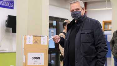 Alberto Fernández votó pasadas las 9.30 en una escuela del barrio porteño de Puerto Madero. 