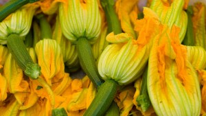 Diez flores comestibles para lucir en platos primaverales