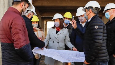 La gobernadora Arabela carreras junto a funcionarios de Obras Públicas provincial y el intendente Gennuso recorrió la obra del hospital. Foto: Gentileza Prensa Provincia