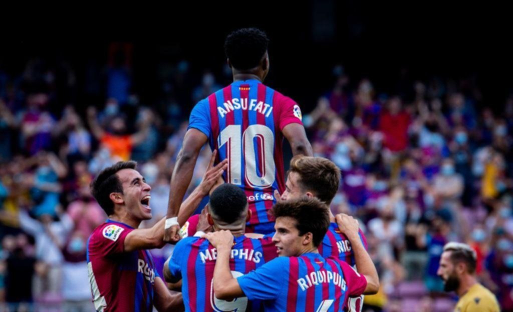 Ansu Fati, con la dorsal que perteneció a Messi, trepado a sus compañeros luego de marcar el tercer gol de su equipo ante el Levante.
