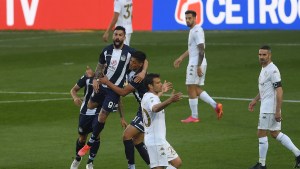 Talleres se hizo grande en el Cilindro, venció a Racing y es el único líder del campeonato