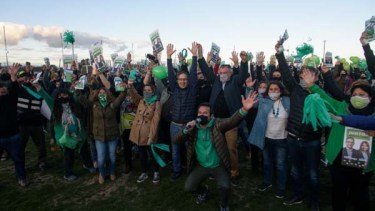 Sonrisas al caer la tarde en la cancha de Estudiantes Unidos (Foto: Marcelo Martínez)