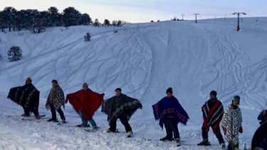 La Bajada del cóndor y de antorchas, un símbolo de Batea Mahuida. Fotos: Natalia Vazquez de Gaia Fotografía.