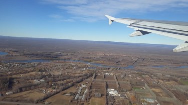 Un avión se apresta a aterrizar en el Aeropuerto de Neuquén.  