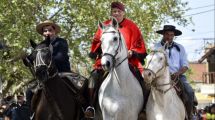 Imagen de Video: el spot campestre de Sergio Berni, a caballo y con poncho rojo