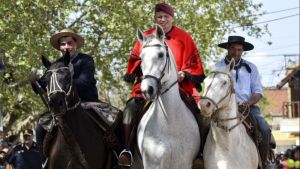 Video: el spot campestre de Sergio Berni, a caballo y con poncho rojo
