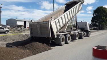 Las obras sobre un tramo de la avenida Perón avanzan a buen ritmo. Foto Gentileza