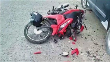 Así quedó la moto tras el impacto. Foto captura 