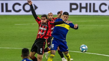 Marcos Rojo pelea el balón con Sosa. Boca eliminó a Patronato en Santiago. 