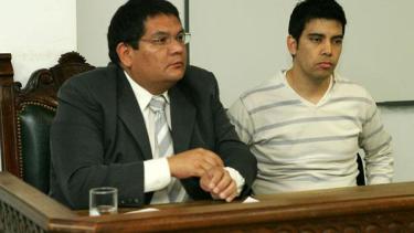 Cortez junto a su abogado defensor, César Pérez, en el juicio de 2011. (Archivo).-