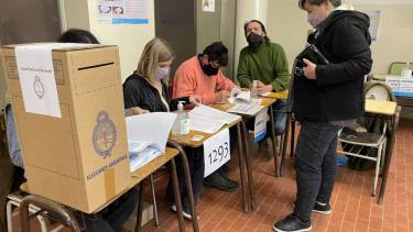 La intendenta Liliana Martín emitió su voto en la Escuela 299. Foto Gentileza.