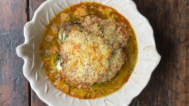 Berenjenas gratinadas con pesto y polpeta.