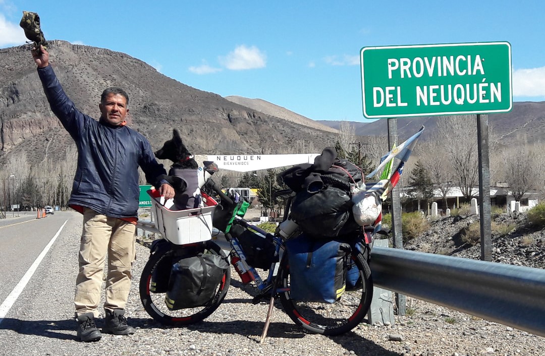 Jorge y Lola tres días atrás, cuando entraron a Neuquén. Por estos días recorrer el norte de la provincia. 