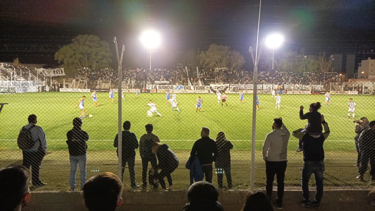 Mucha gente en La Visera para la primera final del Apertura entre Cipolletti y Deportivo Roca. 