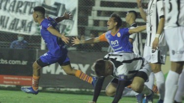 Morales marcó el segundo y festeja. Deportivo Roca se impuso a Cipolletti de visitante en la ida de la final. Foto: Oscar Livera 