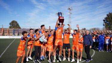 En el entretiempo de la final de primera, el equipo de tercera festejó con todo en el Maiolino. Un rato antes habían ganado la final en Cipo ante La Amistad. Foto: gentileza Prensa Roca-Carlos Mir