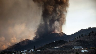 Suspenden vuelos del aeropuerto de la isla de La Palma por las cenizas y suben a 6.200 los evacuados