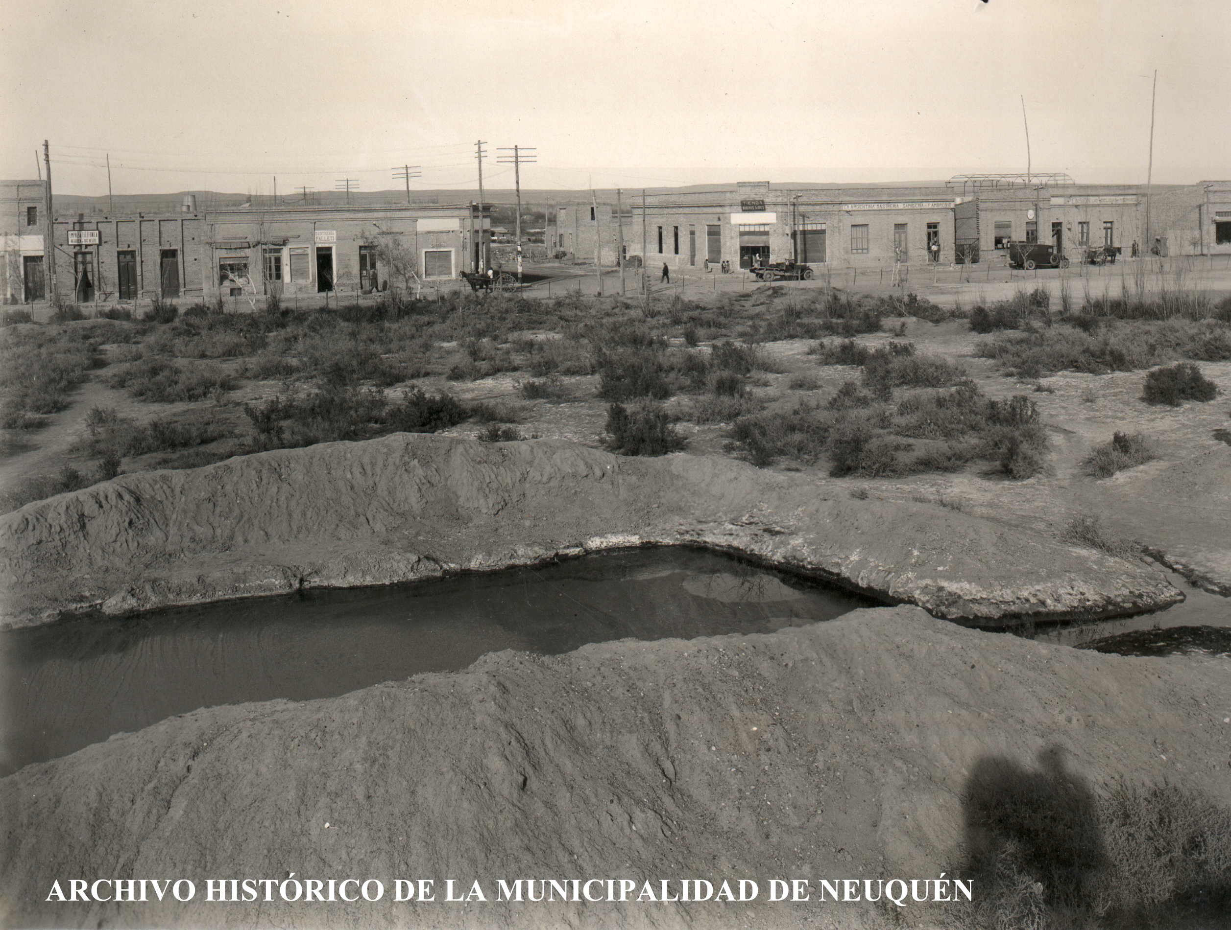 Comercios de las primeras cuadras de calle Sarmiento (FOTOS: Archivo Histórico Municipal)