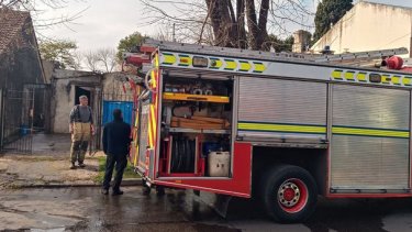 La familia de Juani perdió todo en el incendio. Hoy los cuatro viven en un galpón de 7 metros cuadrados, con ayuda de sus vecinos.-